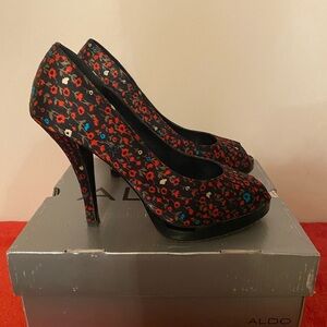 Aldo Fandriana black/floral satin peep-toe heel. GUC